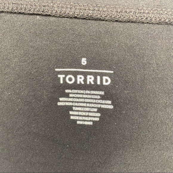 TORRID BLACK FOXY HALTER TOP - Picture 3 of 5